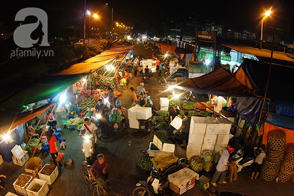 Chợ Long Biên sắp đóng cửa, hàng ngàn người lo lắng.